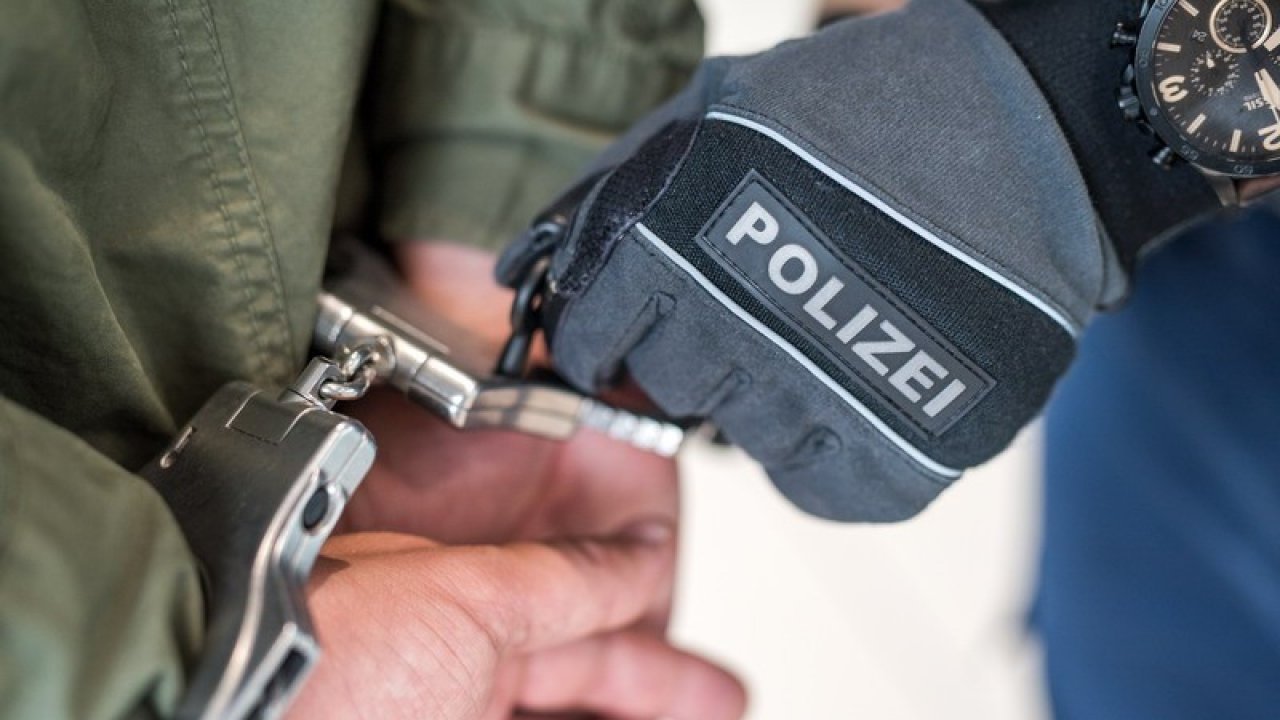 Symbolbild Festnahme, Handschellen von Bundespolizei