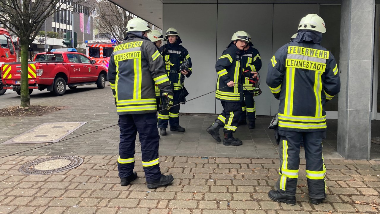 Ein kleiner Brand hat an der Hundemstraße in Altenhundem für ein größeres Aufgebot an Einsatzkräften gesorgt. von Lorena Klein