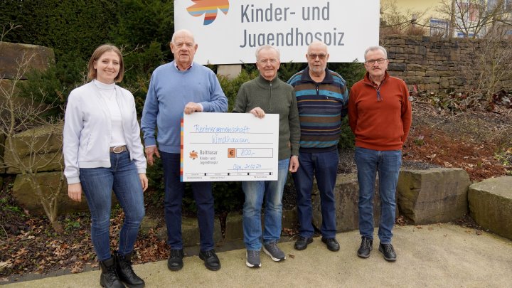 Vertreter der Rentnergemeinschaft Windhausen überreichen einen Spendenscheck an Carolin...