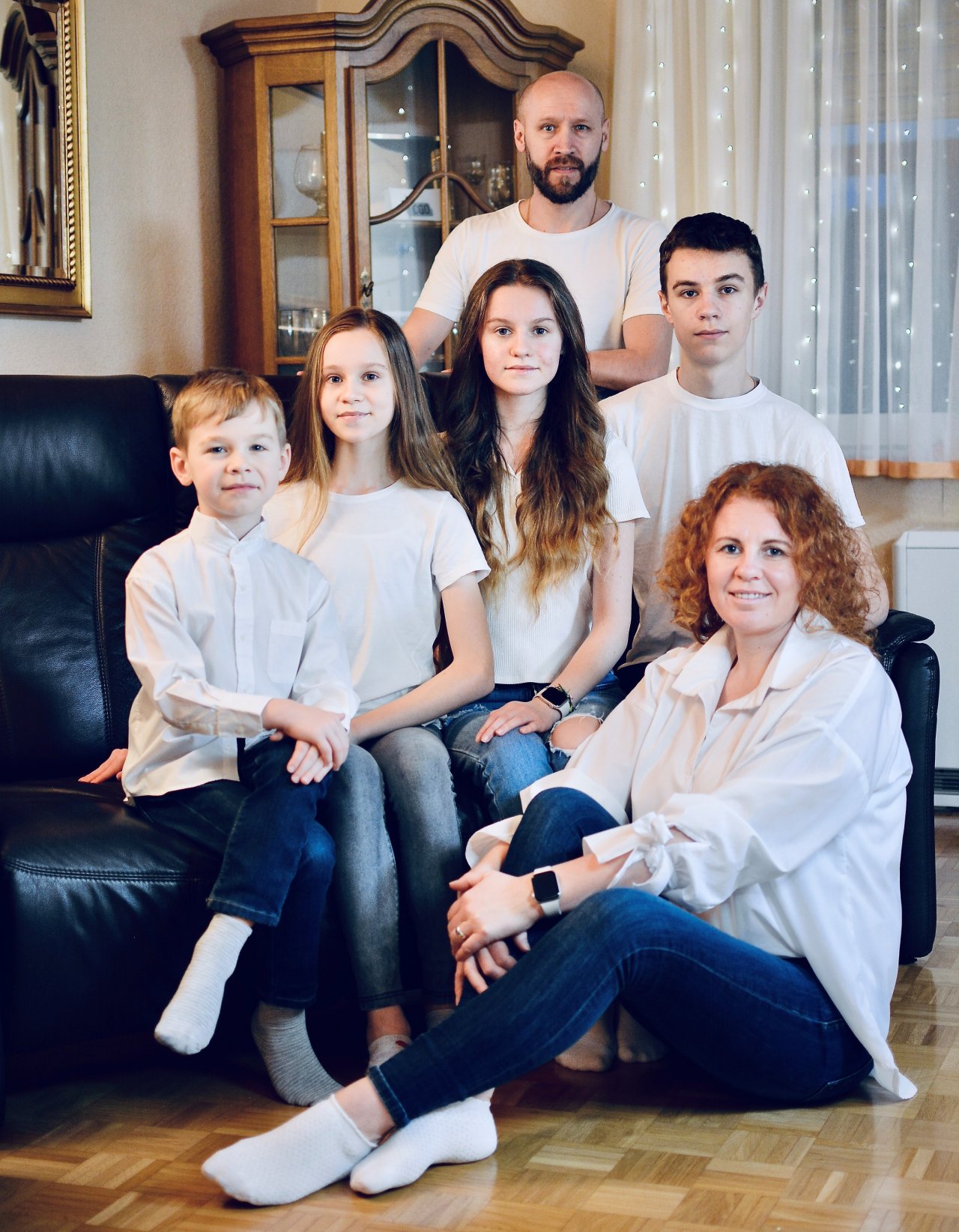 Familie Yakovenko: Vater Serhii (hinten) und Mutter Lydia (vorne) mit ihren Söhnen und Töchtern - Samuel, Hanna, Erika und Artur (Mitte, von links). von Serhii Yakovenko
