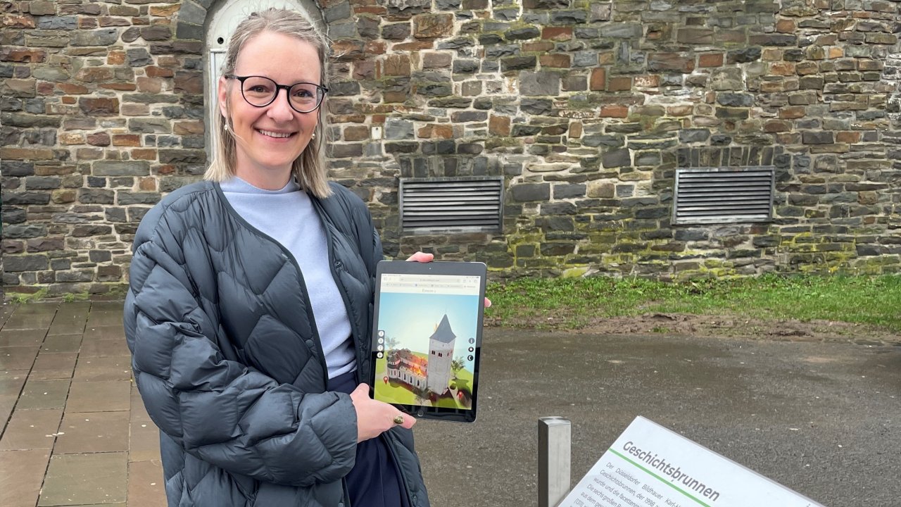Michaela Halbe, Smart City Projektleiterin, zeigt auf ihrem Tablet, wie die virtuelle Stadtführung aussehen könnte. von Kreisstadt Olpe