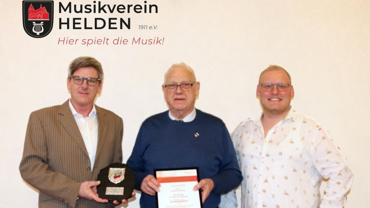 Jochen Richard (l.) und der Vorsitzende Stefan Lange (r.) gratulieren Gerhard Hesse zu einem 70-jährigen Jubiläum. von privat