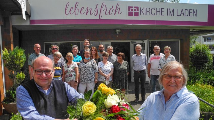 Wolfgang Dröpper (vorne links) bedankte sich im Lebensfroh-Begegnungszentrum symbolisch mit bunten...