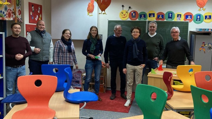 Der CDU-Stadtverbandsvorstand diskutiert mit Lehrern in der Grundschule Ennest.