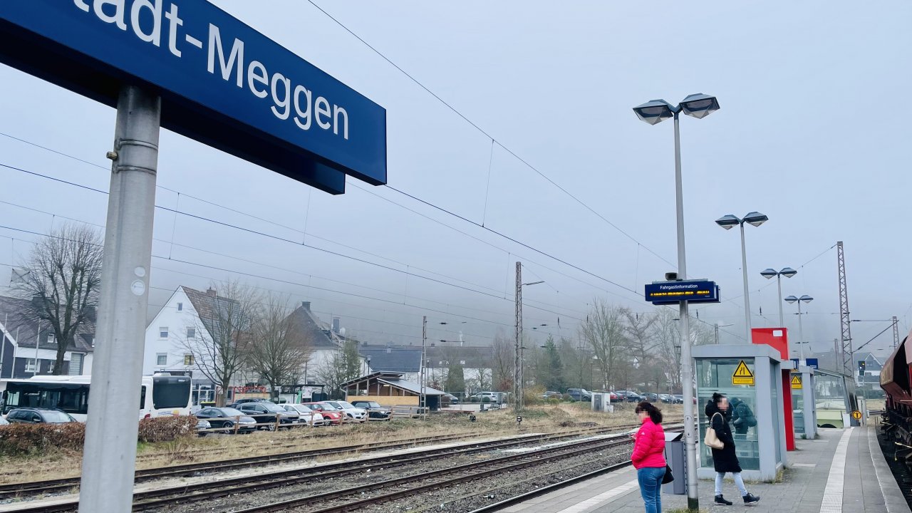 Ein Blick von den Gleisen Richtung Ortskern Meggen: Die still gelegten Gleise 105 und 106 sollen zurück gebaut und die Oberleitungsmasten entfernt werden. Die Unterführung muss dringend saniert und barrierefrei gestaltet werden. Von den Plänen der Bahn, wie alles umgesetzt wird, hängen dann auch die Gebäude-Planungen der Incler GmbH ab. von Claudia Wichtmann