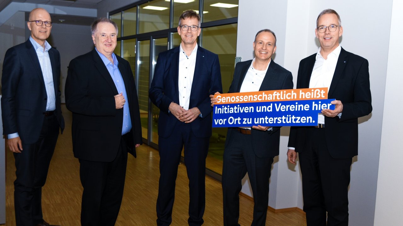 Andreas Ermecke, Michael Reitz, Michael Griese, Dr. Florian Müller und Bernd Griese (von links) zeigen sich zufrieden mit dem Geschäftsjahr 2023. von Volksbank Sauerland
