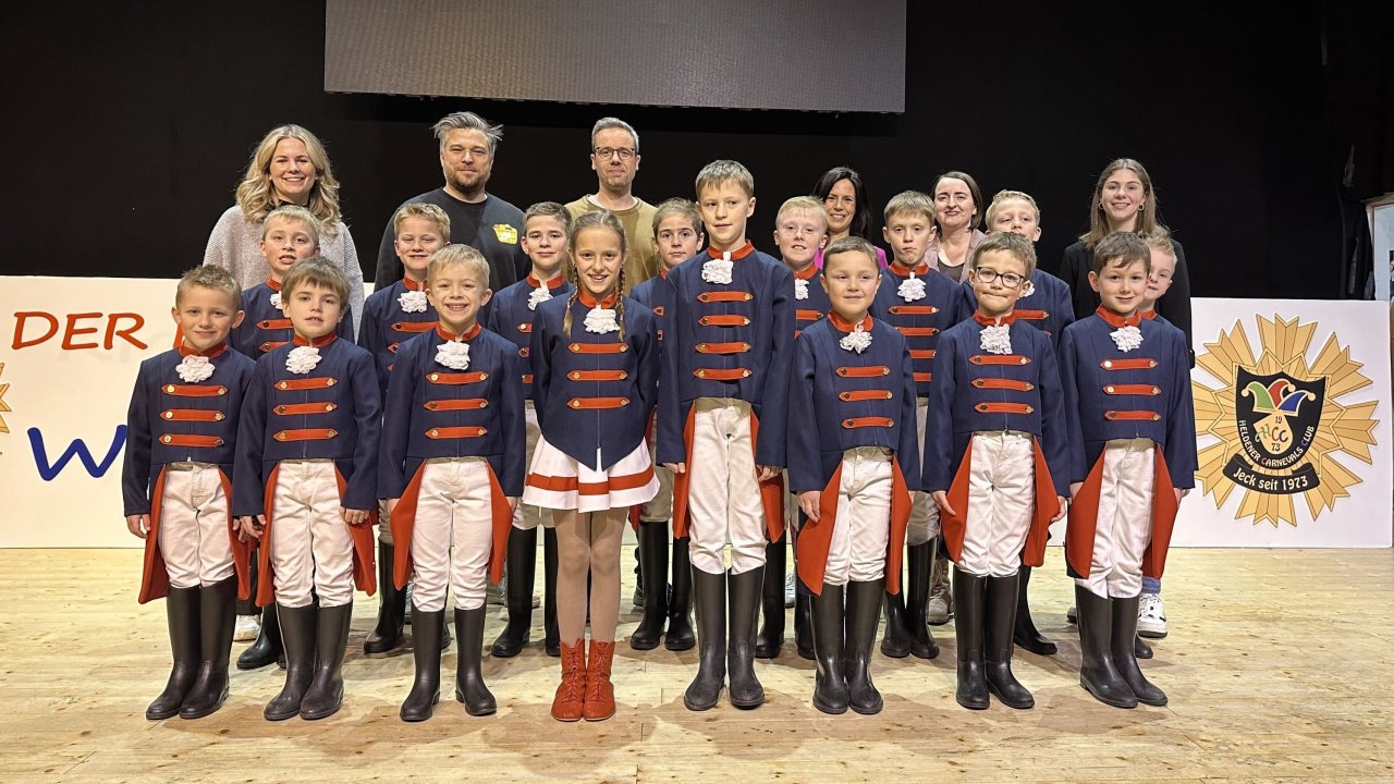 Freut sich über neue Garde-Uniformen: die Kindergarde des Heldener Carnevals Clubs. von IHK Siegen