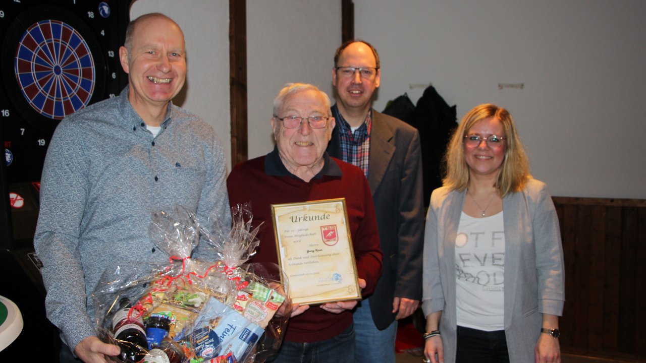 Von links: Dirk Büdenbender (Vorsitzender TSG), Georg Kiner (70Jahre Mitglied der TSG), Rainer Barkowski (2. Vorsitzender) und Jennifer Flick (2. Vorsitzende). von privat