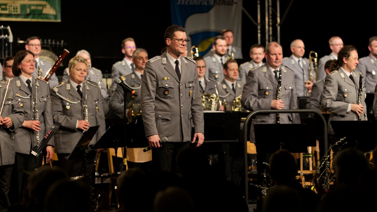 Das Heeresmusikkorps Kassel unter der Leitung von Oberstleutnant Tobias Terhardt konzertiert in der Olper Stadthalle. von privat