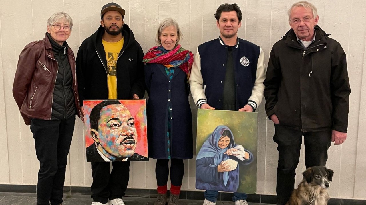 Freuen sich auf die Ausstellung: (v.l.) Liz Lammers (Schriftführung MuT) Sami Geberemariam, Sigrid Baust (Geschäftsführung MuT-Sauerland), Salim Abrar und Joseph Hartmann (Kirchenvorstand). von privat