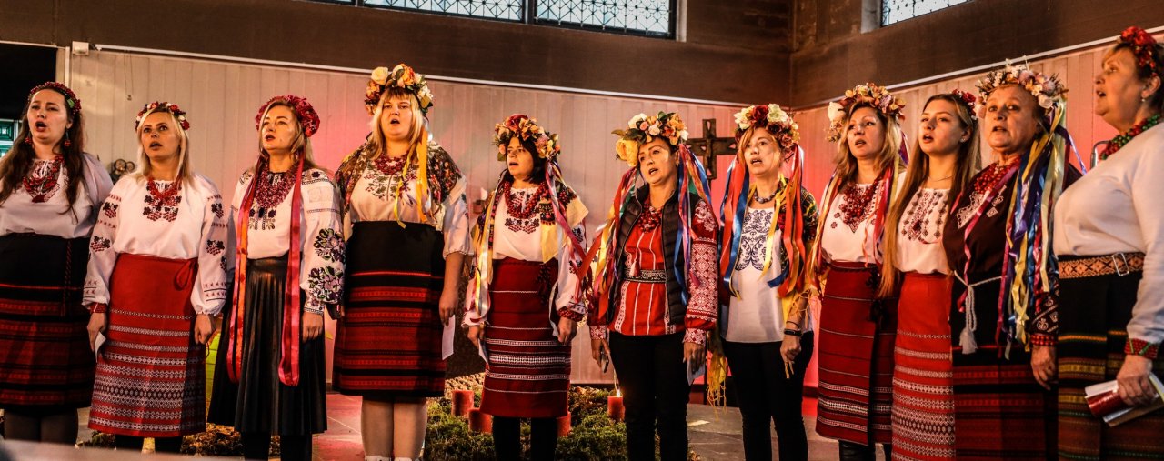 Für den musikalischen Rahmen bei der Kunstausstellung sorgt der ukrainische Frauenchor Chervona Kalynain. von privat