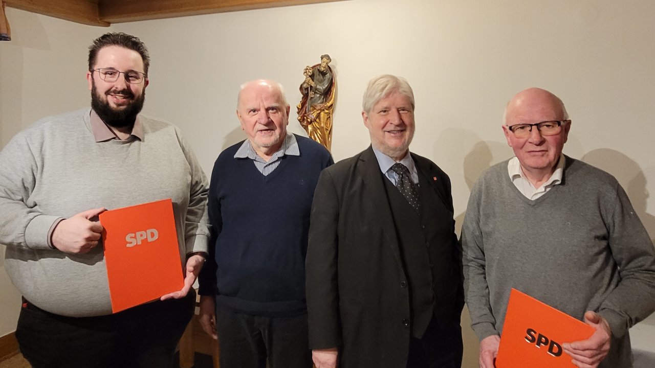 Von links: Manuel Behle (Ehrung für 10 Jahre Mitgliedschaft), Herbert Märker (stv. Vorsitzender), Ernst Braun (Vorsitzender), Morgan Houlihan (Ehrung für 40 Jahre Mitgliedschaft). von privat