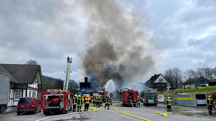 Nach einem Brand auf einem Firmengelände in Fehrenbracht ermittelt die Polizei weiterhin die...