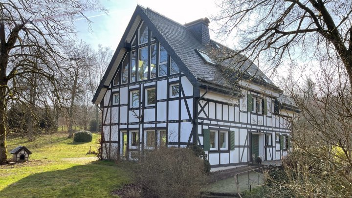 Dieter Mennekes erwarb das Haus von 1936 im Jahr 1982 und renovierte die Immobilie komplett. Seit...