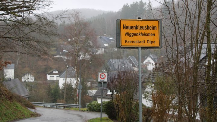Auf den Neuenkleusheimer Ortsschildern steht seit neuestem auch der plattdeutsche Name des Dorfes:...
