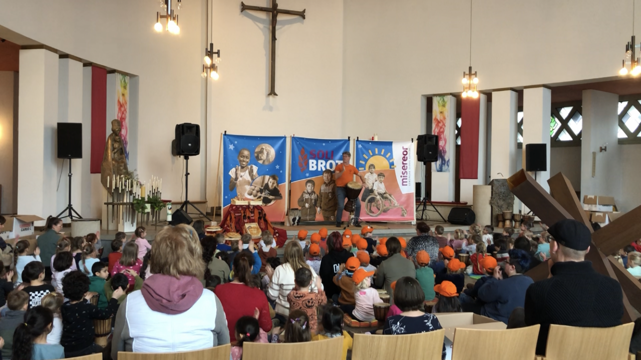 Die Auftaktveranstaltung zur Aktion „Solibrot in der Kita“ fand mit rund 200 Kindergartenkindern aus Lennestadt und Kirchhundem in der Klosterkirche in Altenhundem statt. von privat