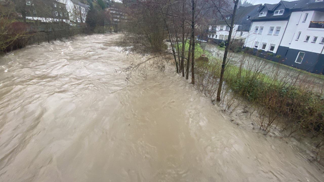 Aus der Lenne ist im Dezember ein reißender Fluss geworden, der an vielen Stellen, wie beispielsweise in Meggen, über die Ufer trat. von Nils Dinkel