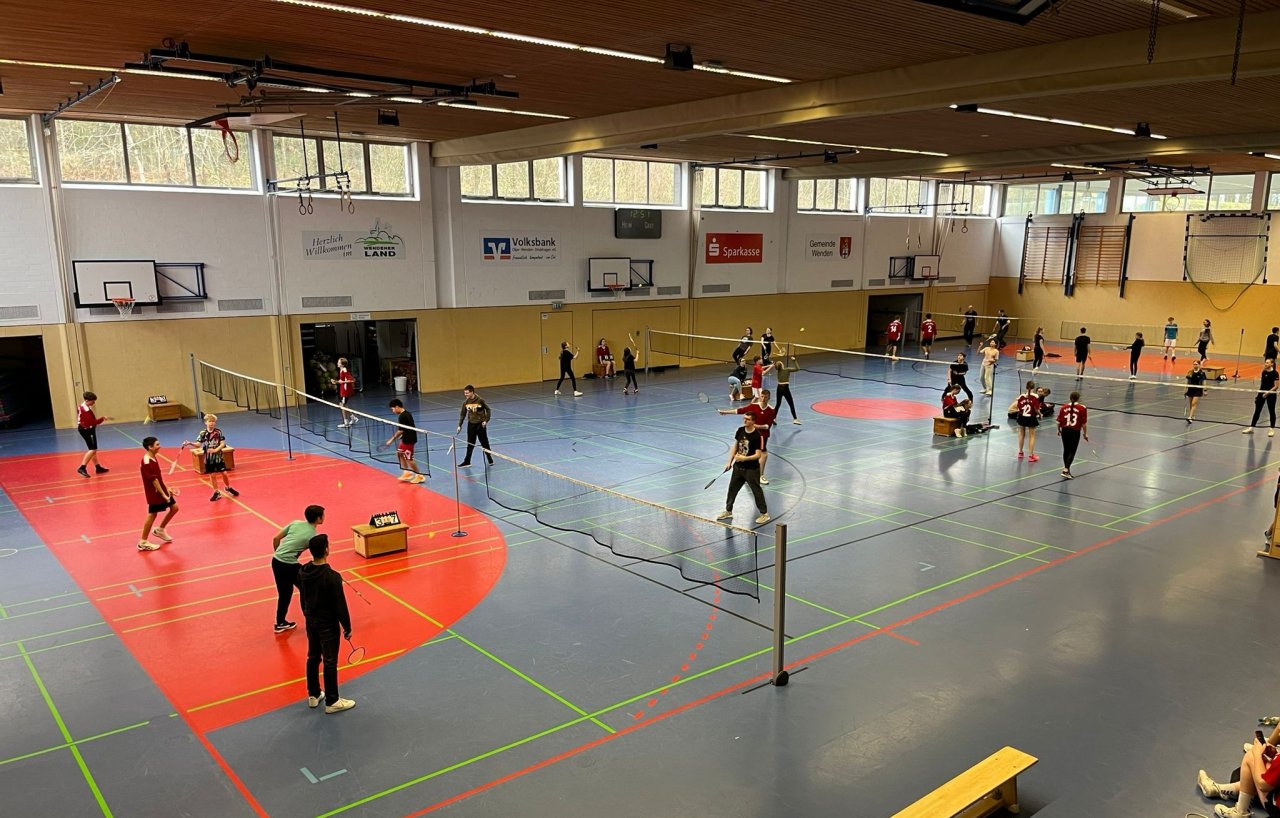 Schulen aus Olpe, Wenden und Drolshagen sind jetzt bei den ersten Olper Badminton-Schulmeisterschaften angetreten. von privat