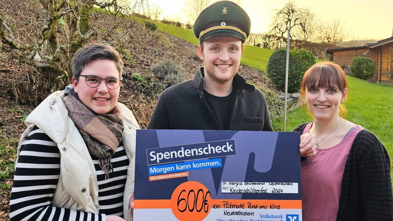 Bei der Scheckübergabe (von links): Nadine Köster Michael Middel und Simone Stahl. von privat