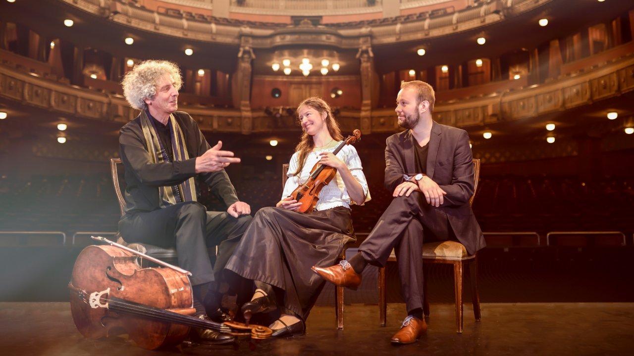 Michael Groß (Violoncello), Julia Galic (Violine) und Johann Blanchard (Klavier) konzertieren in Olpe. von Licht-Schein Fotografie
