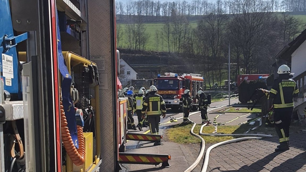 Die Feuerwehr Drolshagen löschte am Freitag, 8. März, einen Dachstuhlbrand im Ortsteil Fohrt. von Feuerwehr Drolshagen