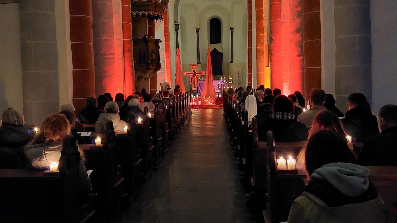 Beim letzten Taizé-Gebet kamen viele Besucher in die St. Clemens-Kirche nach Drolshagen. von privat