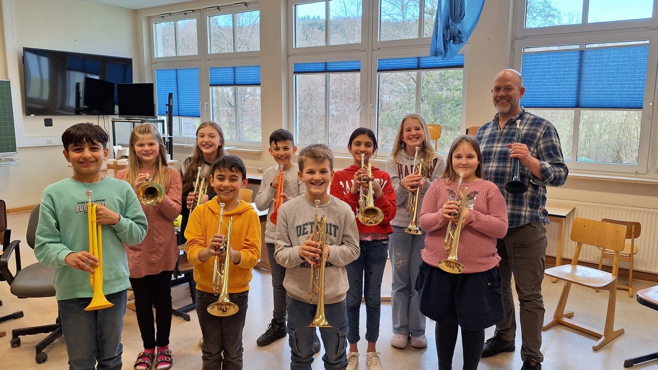 Die Grundschüler der St. Katharina Grundschule Heinsberg können durch ein neues Projekt verschiedene Instrumente ausprobieren. von privat