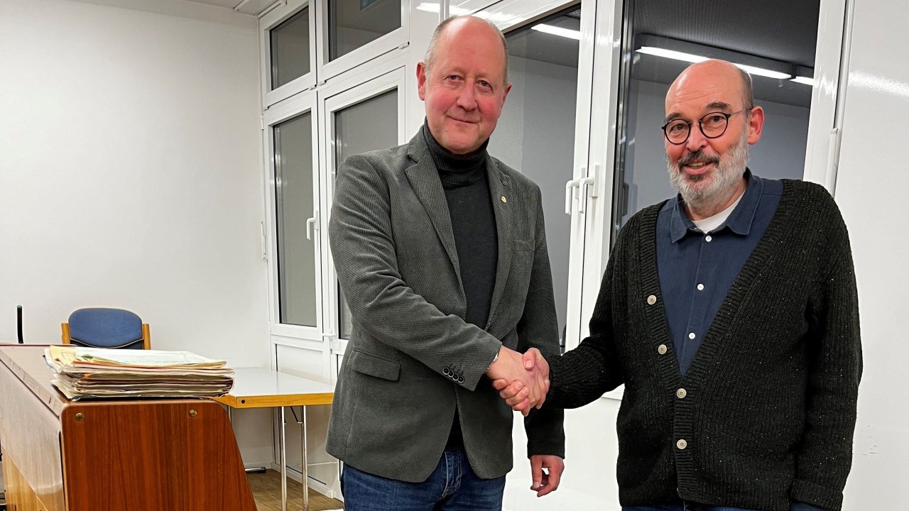 Kammerchor-Vorsitzender Christian Bock (rechts) gratulierte Dr. Manfred Albus zur Wahl. von privat