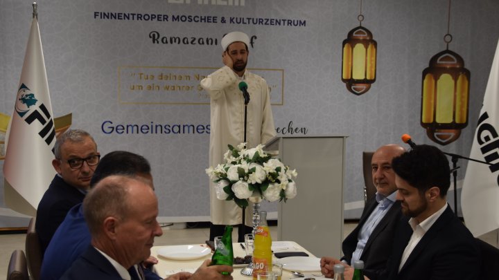 Imam Mustafa Aydin spricht das Tischgebet.