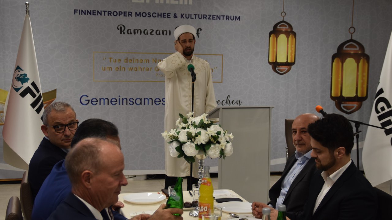 Imam Mustafa Aydin spricht das Tischgebet. von Nicole Voss