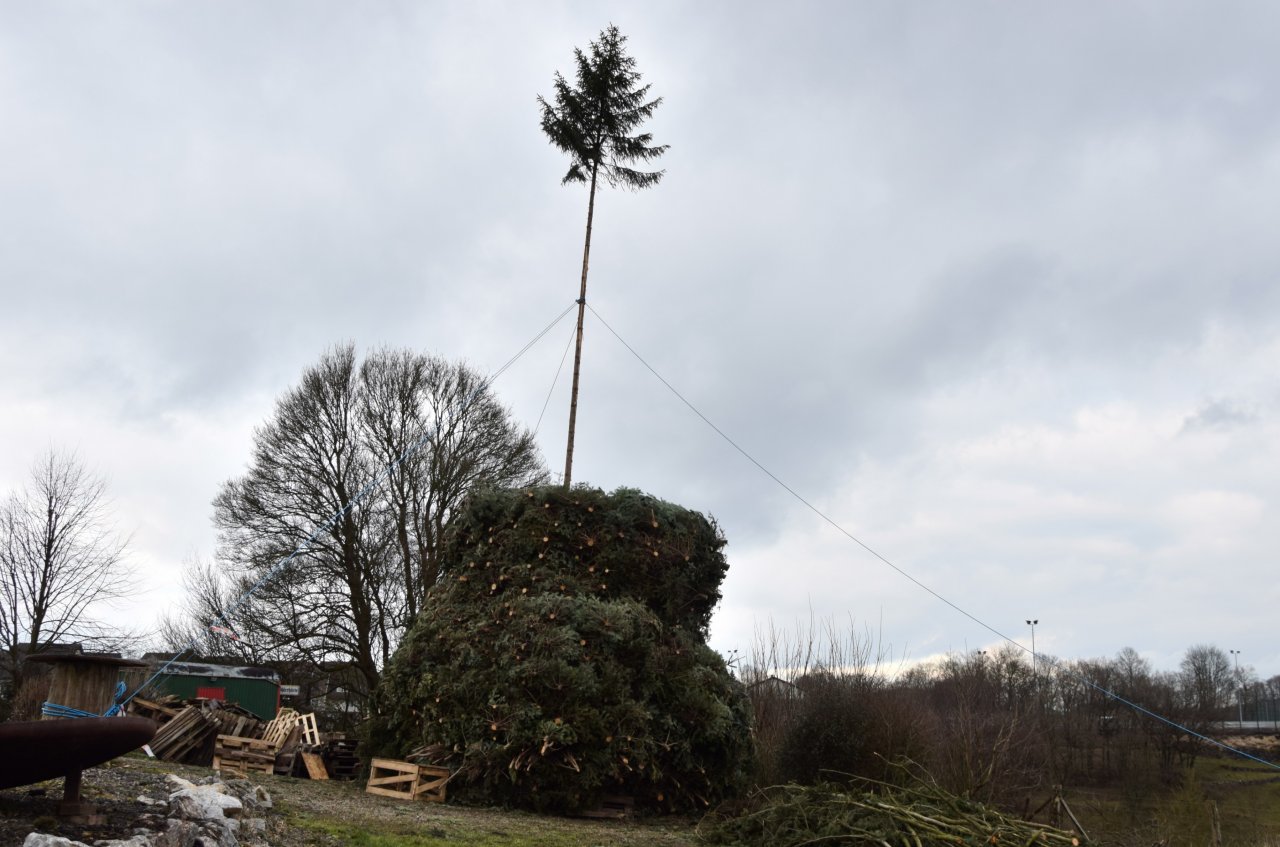 In tagelanger Arbeit werden die Osterfeuer aufgebaut, meist aus ausgedienten Weihnachtsbäumen und Grünschnitt. von Nils Dinkel