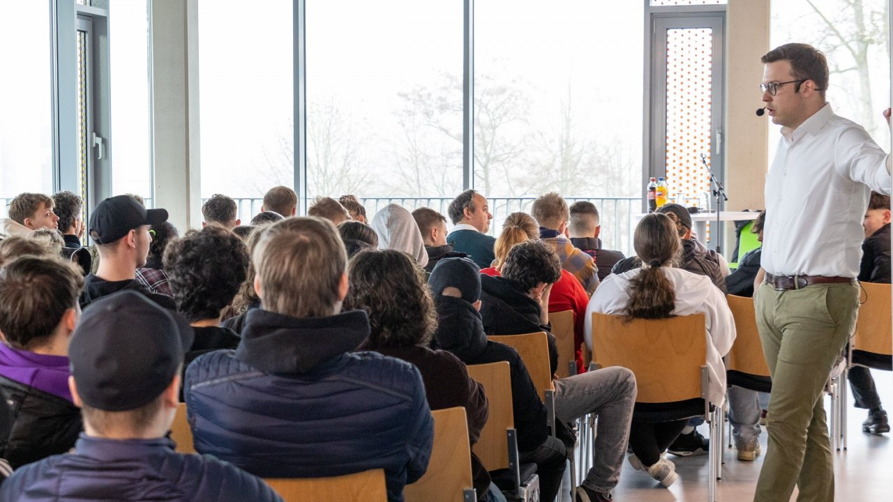 Der Bundestagsabgeordnete Florian Müller besuchte das Berufskolleg Attendorn im Rahmen des EU-Projekttages. von privat