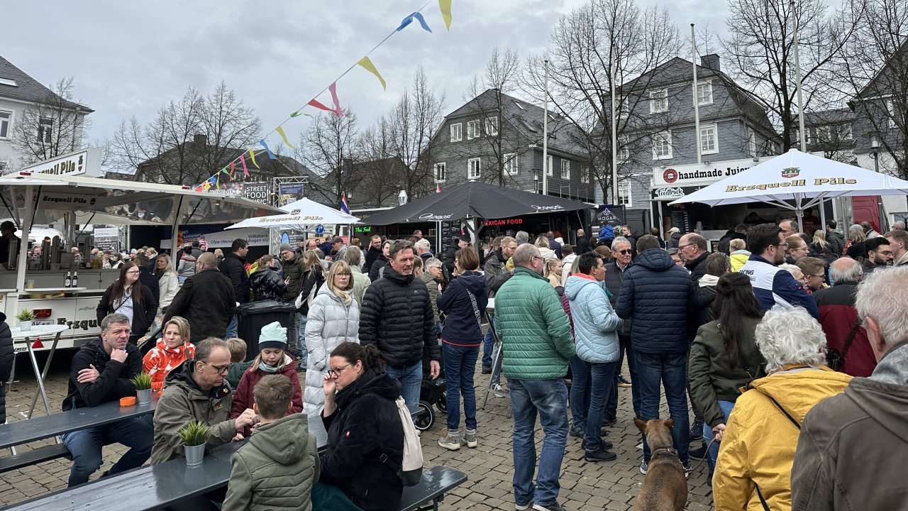 Das Streetfood and Music Festival bot neben kulinarischer Vielfalt auch Livemusik. Tausende Besucher schlemmten in der Kreisstadt. von Jonas Johannes