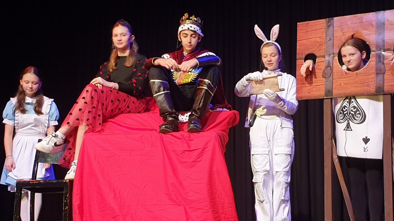 Die Englische Theater AG des St.-Ursula-Gymnasiums begeisterte mit dem Klassiker „Alice in Wonderland“. von D. Kennemann
