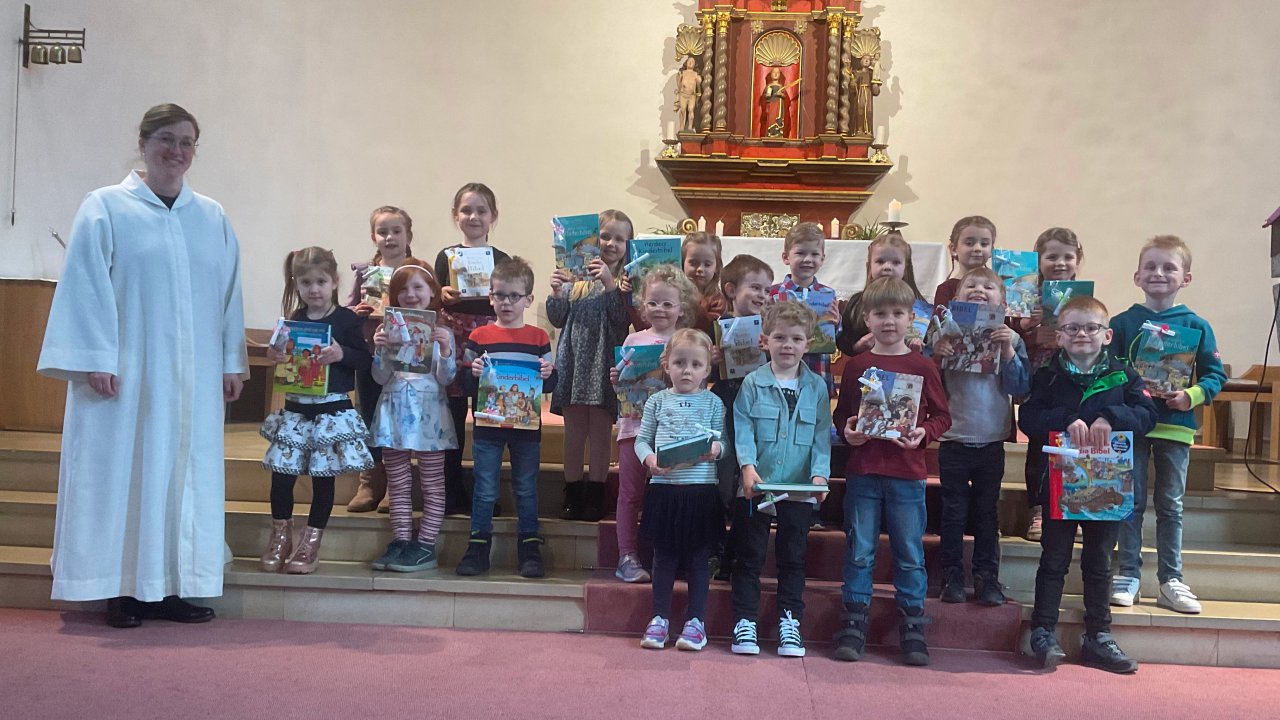 Die Kindergartenkinder feierten einen Wortgottesdienst und erhielten ihr Glaubenszeichen. von privat