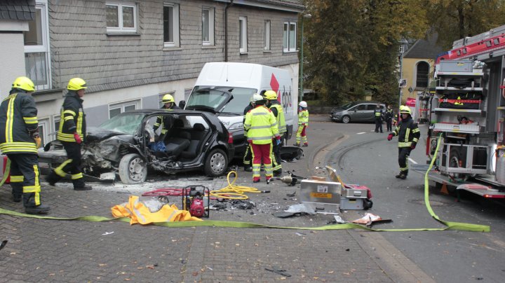 Bei einem Unfall auf der Straße Am Bratzkopf in Olpe sind am Dienstagnachmittag, 24. Oktober, zwei...