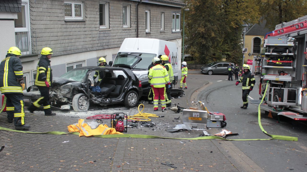 Bei einem Unfall auf der Straße Am Bratzkopf in Olpe sind am Dienstagnachmittag, 24. Oktober, zwei Menschen schwer verletzt worden. von Wolfgang Schneider
