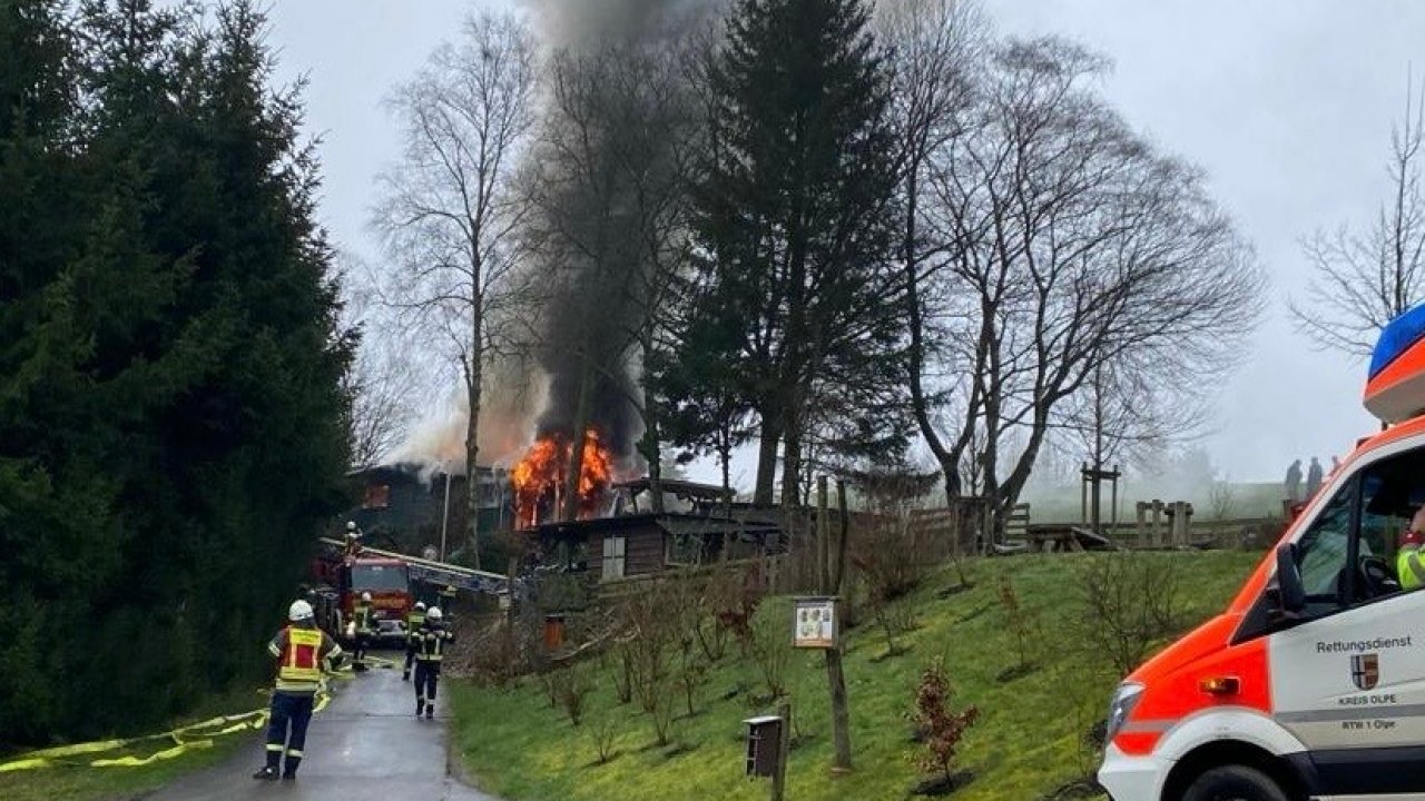 Feuerwehr löscht Gebäudebrand in Stupperhof
