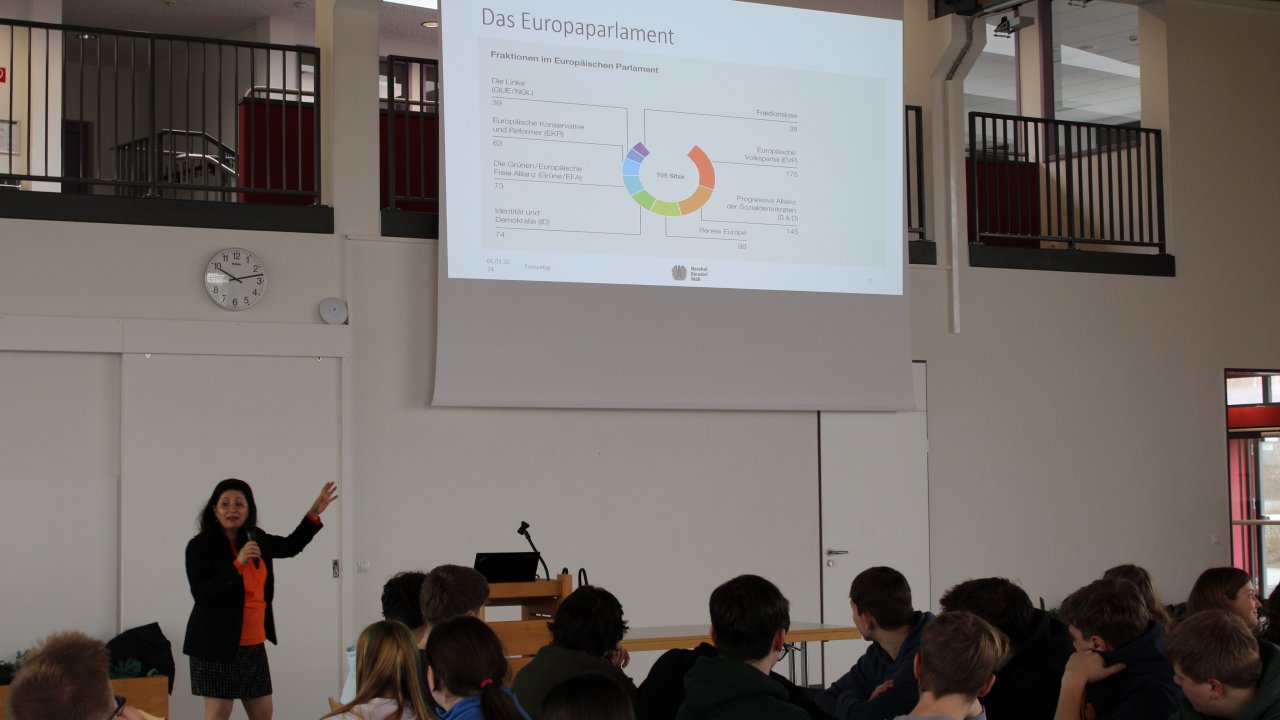 Die SPD-Bundestagsabgeordnete Nezahat Baradari diskutiert mit den Schülern der Bigge-Lenne-Gesamtschule über Europa. von privat