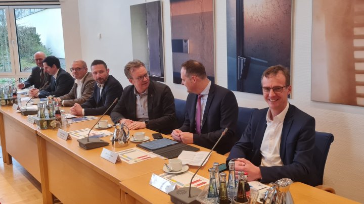 Die heimischen Bürgermeister während der Anhörung im Kreistag (von links): Ulrich Berghof,...