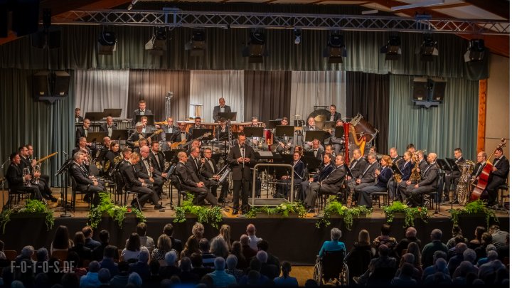 Das Heeresmusikkorps aus Siegburg begeisterte einmal mehr in der Dorfgemeinschaftshalle Oberhundem.