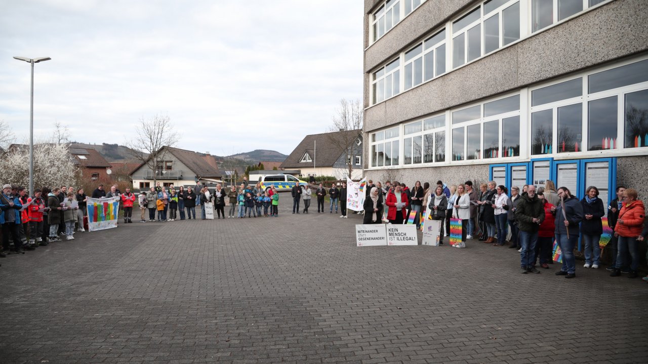 Wochen gegen Rassismus: Auf dem Schulhof der SHL hat sich am Dienstag, 19. März, eine Menschenkette gebildet, um ein Zeichen zu setzen. von Tine Schmidt