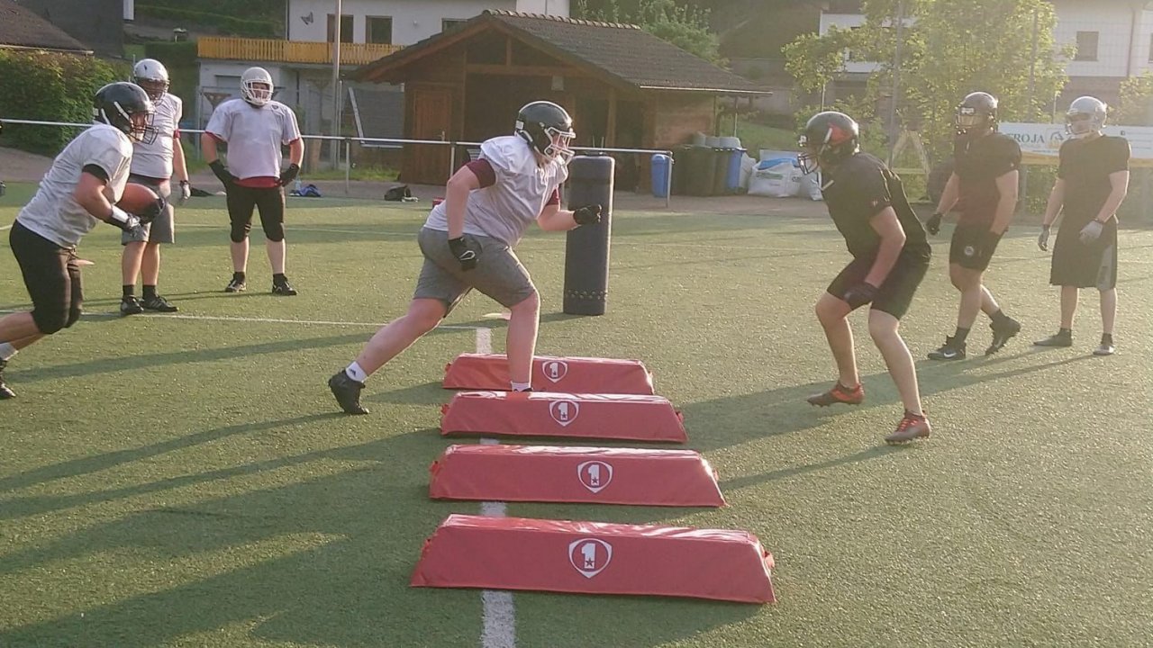 Das American Football Team „Kreis Olpe Outlaws“ sucht neue Mitspieler. Sie trainieren auf dem Sportplatz in Schreibershof. von privat