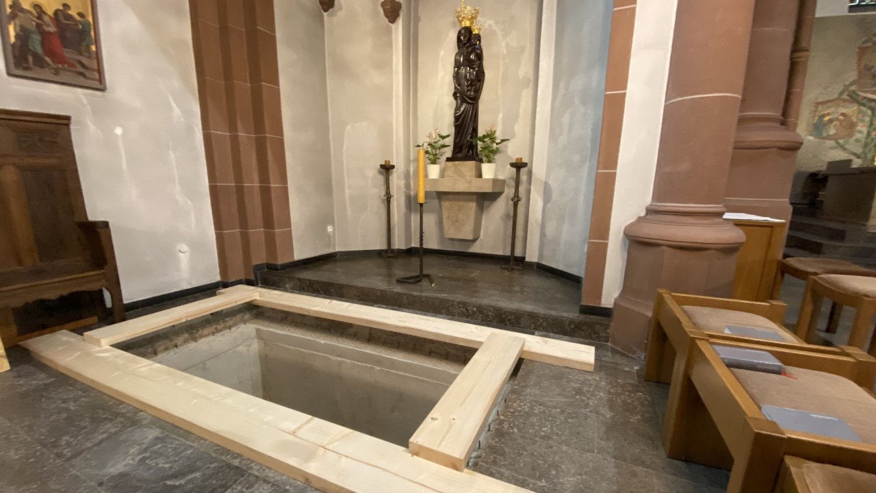 Die Grabstätte von Kardinal Cordes befindet sich in der Kirchhundemer Pfarrkirche. von Nils Dinkel
