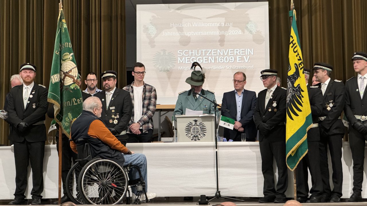 Unter stehenden Ovationen der Anwesenden hob Kreisoberst Markus Bröcher die Verdienste von Jost Nöller (vorne links) hervor und verlieht ihm die Ehrentafel des Sauerländer Schützenbundes. von privat