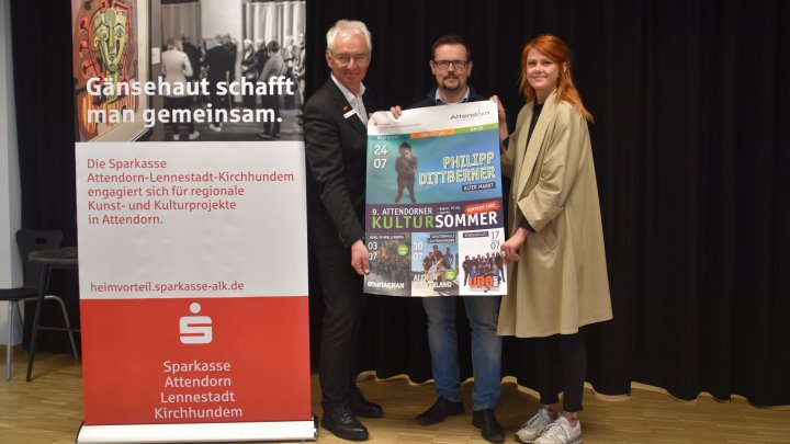 Selina Heinrich, Frank Burghaus und Bernd Schablowski, Vorstandsmitglied der Sparkasse...