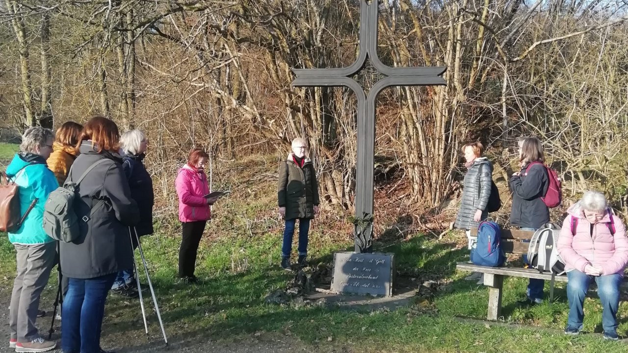 Gemeinsam machten sich die Frauen auf den Weg nach Oberelspe, um dort gemeinsam einen Wortgottesdienst zu feiern und die Rucksackverpflegung zu teilen. von privat