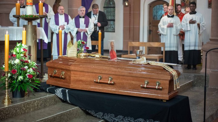 Zahlreiche Menschen erwiesen Paul Josef Kardinal Cordes die letzte Ehre, ehe er in der Pfarrkirche...