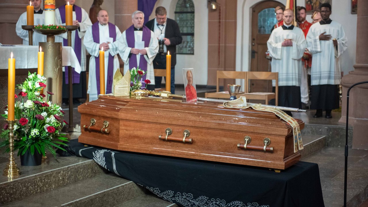 Zahlreiche Menschen erwiesen Paul Josef Kardinal Cordes die letzte Ehre, ehe er in der Pfarrkirche Kirchhundem seine letzte Ruhe fand. von Nils Dinkel