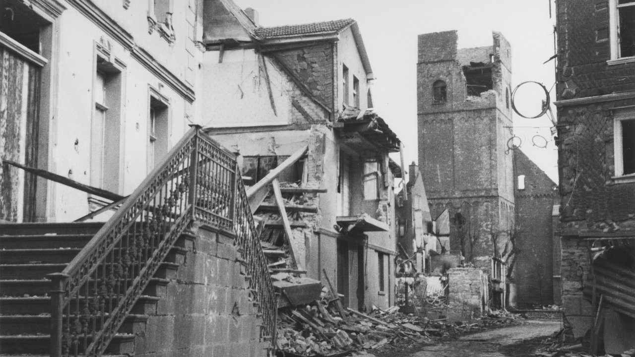 Auch Häuser in der Kölner Straße wurden durch den Bombenangriff zerstört. von Theodor Frey sen. (Frey Print + Media GmbH)